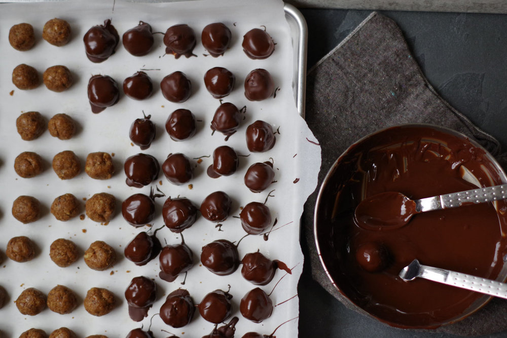 dipping-chocolate-covered-peanut-butter-balls