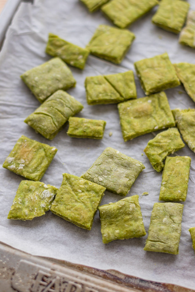 Easy vegan spinach & sesame crackers from the veginner's cookbook